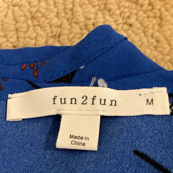 Fun 2 Fun Women’s Blue Pleated Cap Sleeve Blouse with Bib Collar Sz. Medium - Picture 9 of 9